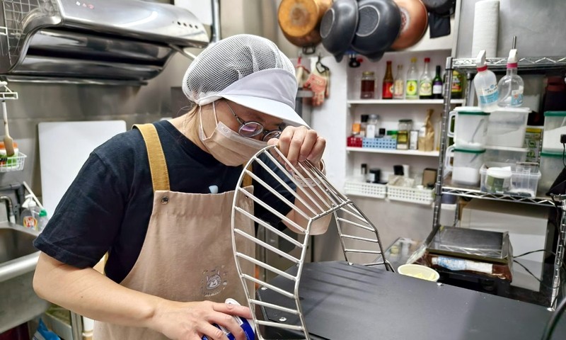 La higiene en establecimientos hosteleros no es negociable. Vajilla, cristalería, cubertería y utensilios de cocina deben limpiarse perfectamente después de cada uso para cumplir normativas sanitarias estrictas y ofrecer un servicio de calidad que genere confianza en los clientes. Los lavavajillas domésticos resultan totalmente insuficientes en negocios profesionales por su escasa capacidad, ciclos largos y falta de potencia para eliminar grasas y residuos adheridos. Los equipos de lavado profesionales representan una inversión considerable que puede oscilar entre 2.000 euros para modelos básicos hasta más de 20.000 euros para túneles de lavado industriales. Esta barrera económica complica especialmente a emprendedores que inician su actividad. El alquiler de lavavajillas industriales para hostelería mediante fórmulas de renting flexible democratiza el acceso a equipamiento profesional sin comprometer el capital disponible para otras necesidades del negocio. Tipos de equipos de lavado disponibles El catálogo de equipos de lavado para alquiler abarca todas las necesidades del sector. Los lavavajillas industriales de campana son los más versátiles, con ciclos de lavado entre 90 segundos y 3 minutos que permiten procesar grandes volúmenes de vajilla durante servicios intensos. Su diseño facilita la carga y descarga rápida, optimizando el trabajo del personal en momentos de máxima demanda cuando cada segundo cuenta. Los lavavajillas ultrarrápidos resultan imprescindibles en bares, cafeterías y restaurantes con alta rotación de bebidas. Con ciclos de apenas 90 segundos, garantizan cristalería perfectamente limpia y brillante constantemente disponible. Su tamaño compacto permite ubicarlos en la propia barra, agilizando el servicio al evitar desplazamientos continuos entre la zona de consumo y la cocina. Para hoteles, comedores colectivos, catering de gran volumen o restaurantes con más de 150 cubiertos por servicio, los túneles de lavado o lavavajillas de arrastre representan la solución óptima. Estos equipos procesan continuamente bandejas que avanzan automáticamente a través de diferentes zonas de prelavado, lavado, aclarado y secado, alcanzando capacidades de varios miles de platos por hora. Las mesas de prelavado y escurridores complementan el sistema, facilitando la organización del flujo de trabajo. Las mesas permiten clasificar y retirar restos de comida antes del lavado mecánico, mientras que los escurridores reciben la vajilla limpia para que seque completamente antes de almacenarla. Esta infraestructura auxiliar maximiza la eficiencia del proceso completo. Ventajas económicas del renting de equipos de lavado Preservar liquidez constituye la ventaja fundamental del alquiler frente a la compra. Un lavavajillas industrial de calidad media cuesta entre 4.000 y 6.000 euros que muchos negocios necesitan para otras inversiones críticas: reformas del local, mobiliario, vajilla inicial, uniformes del personal o campaña de apertura. El renting permite destinar ese capital a áreas que generen retorno más inmediato. La fiscalidad favorable del renting optimiza la carga tributaria. Las cuotas mensuales son gasto deducible en el impuesto de sociedades, reduciendo la base imponible. Este tratamiento fiscal resulta más ventajoso que la amortización plurianual de equipos comprados, especialmente para negocios en sus primeros años cuando optimizar cada euro de impuestos marca diferencias significativas. El mantenimiento profesional incluido elimina preocupaciones y gastos imprevistos. Los lavavajillas industriales requieren descalcificación periódica, limpieza de filtros y bombas, revisión de resistencias de calentamiento, calibración de dosificadores de detergente y abrillantador, y comprobación de sistemas de drenaje. Estos servicios, externalizados pueden costar varios cientos de euros anuales, están completamente cubiertos en la cuota mensual de alquiler. Cumplimiento normativo sanitario garantizado La legislación sanitaria establece temperaturas mínimas de lavado y aclarado que solo equipos profesionales alcanzan de forma consistente. El agua de aclarado debe superar los 80-85 grados centígrados para garantizar una desinfección efectiva. Los lavavajillas domésticos raramente superan 65 grados, insuficientes para eliminar completamente bacterias patógenas que pueden provocar intoxicaciones alimentarias. Los sistemas de dosificación automática de detergente y abrillantador incorporados en equipos profesionales garantizan concentraciones óptimas en cada ciclo. Esta precisión no solo asegura resultados de limpieza perfectos, sino que también evita desperdicios de productos químicos que encarecen la operativa. Los dosificadores manuales de establecimientos sin equipamiento adecuado generan sobrecostos significativos por dosificaciones incorrectas. Los registros de temperatura que incorporan equipos modernos facilitan demostraciones de cumplimiento normativo ante inspecciones sanitarias. Estos sistemas digitales almacenan datos de cada ciclo, evidenciando que se mantienen constantemente las temperaturas reglamentarias. Esta trazabilidad proporciona tranquilidad ante auditorías y protege legalmente al establecimiento en caso de reclamaciones. Ahorro en costes operativos Los equipos modernos incorporan tecnología de eficiencia energética que reduce significativamente consumos de agua, electricidad y productos químicos. Sistemas de recuperación de calor aprovechan energía del agua de aclarado para precalentar el agua de lavado del siguiente ciclo. Bombas de alto rendimiento reducen el consumo eléctrico. Los sensores ajustan automáticamente los tiempos según el nivel de suciedad detectado. El ahorro de agua resulta especialmente relevante considerando los precios crecientes del suministro y tratamiento de residuos. Lavavajillas profesionales eficientes consumen entre 2 y 3 litros por ciclo, frente a 10-15 litros de modelos antiguos o lavado manual. En establecimientos que procesan 200 servicios diarios, esta diferencia supone ahorros anuales superiores a mil euros solo en agua. La reducción de personal necesario para tareas de lavado permite optimizar plantillas. Mientras el lavado manual requiere una o dos personas dedicadas exclusivamente durante todo el servicio, equipos industriales eficientes permiten que una sola persona gestione el proceso mientras realiza simultáneamente otras tareas de limpieza y organización de cocina. Flexibilidad según volumen de actividad Los negocios de temporada encuentran en el renting la solución perfecta para ajustar equipamiento según demanda fluctuante. Chiringuitos de playa, restaurantes en estaciones de esquí o establecimientos en zonas turísticas pueden alquilar equipos adicionales exclusivamente durante sus meses de máxima actividad, devolviendo los equipos cuando la demanda disminuye. Esta flexibilidad optimiza costes sin comprometer la calidad del servicio. Los eventos puntuales como bodas, banquetes, congresos o festivales gastronómicos requieren frecuentemente capacidad de lavado muy superior a la habitual. Alquilar lavavajillas adicionales específicamente para esos días resulta infinitamente más rentable que invertir en equipamiento infrautilizado el resto del año. Esta escalabilidad bajo demanda permite aceptar eventos grandes sin limitaciones de infraestructura. Los negocios en crecimiento pueden comenzar con equipamiento básico e ir incrementando capacidad gradualmente según aumenta el volumen de clientes. Este crecimiento orgánico del equipamiento acompasado con la evolución real del negocio evita sobreinversiones iniciales en maquinaria que quizás no se aproveche completamente durante los primeros meses o años de actividad.