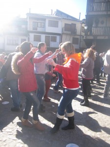 danzarinas de Mogarraz bailando el dia de San Blas