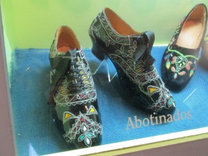 Zapatos " Abotinados" realizados por los hermanos zapateros: Jose y Agapito Hernandez.