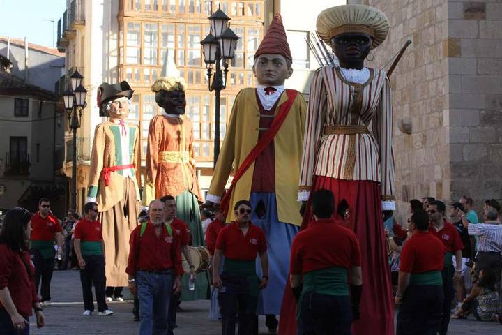 Gigantes y gigantillas