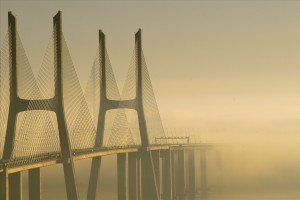 Puente Vasco de Gama hacia la niebla