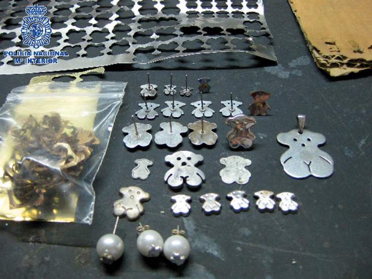 Cae una red dedicada a falsificar los famosos ‘ositos’ de Tous Cae una red dedicada a falsificar los famosos 'ositos' de Tous