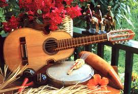 Instrumentos musicales boricuas: el cuatro, las maracas, el pandero y el güiro.  Abajo, la pava, sombrero del jíbaro