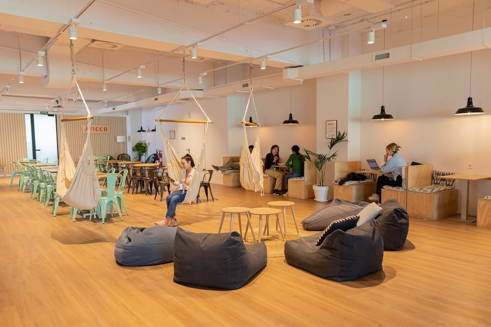 Espacios de trabajo compartidos cómo influyen en la motivación, el networking y el crecimiento profesional