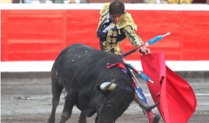Juan José Padilla pegando un natural a un toro de Miura en la pasada Semana Grande de Bilbao.