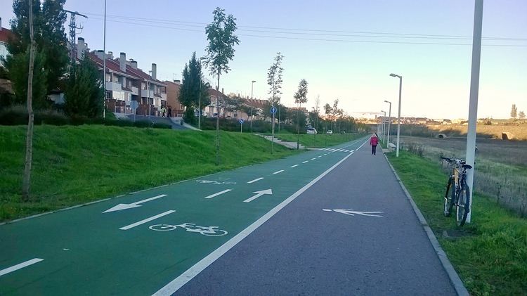 Tramo recto, carriles amplios y priorizados, buena señalización, separación del tráfico motorizado... Una vía ideal.