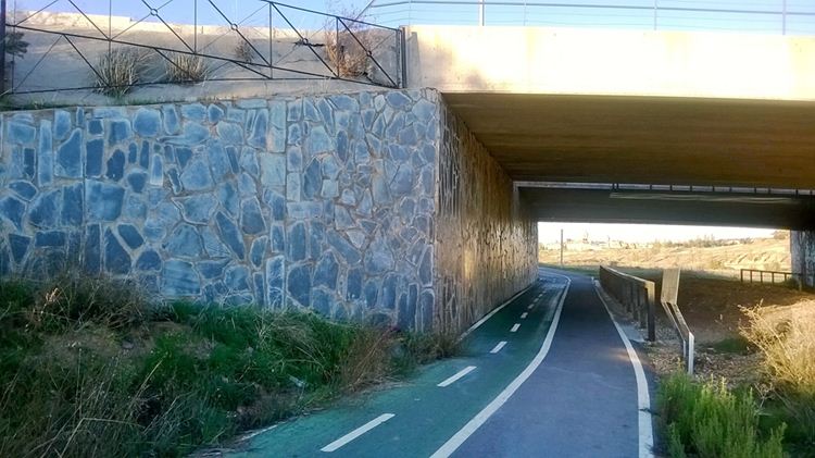 Carriles muy estrechos y posibilidad de colisión dada la falta de visibilidad.