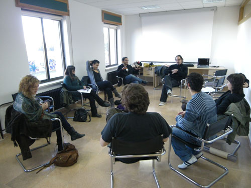 Alumnos de Bellas Artes  en la sala de visionado y terapias grupales, reflexionan sobre distintos conceptos de la creación artística