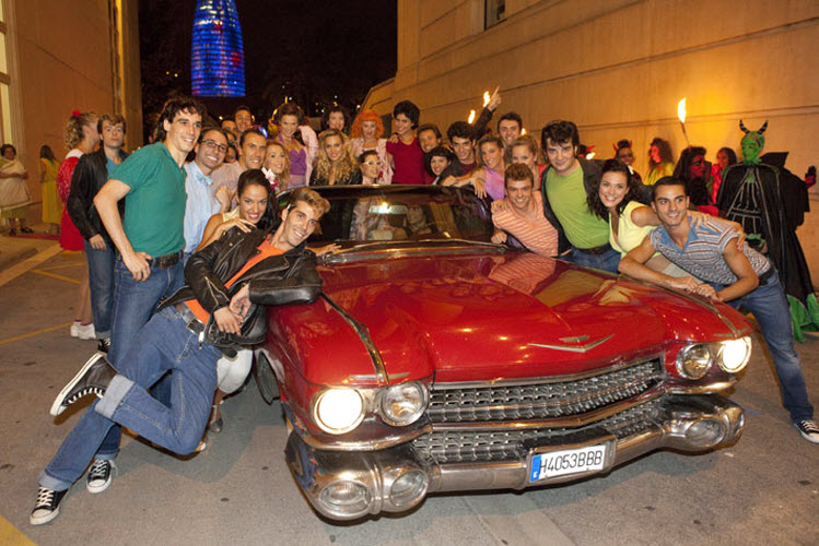 Actores en el coche de 'Grease, el musical'