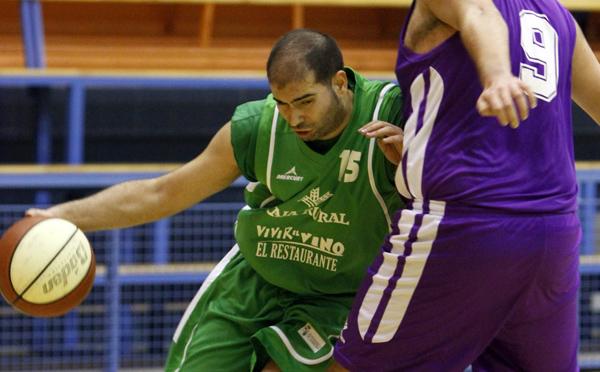 Domingo Payo forcejea con un rival.