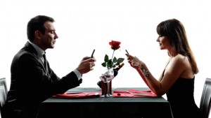 cena_en_la_que_se_mira_el_movil