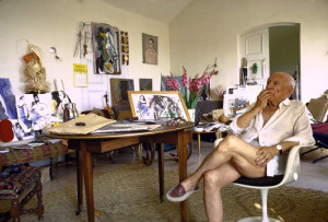 Pablo Picasso sentado en su silla Eero Saarinen Tulip.