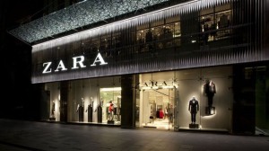 Aunque en la foto aparece reformado el edificio, esta es la primera tienda abierta con la marca Zara.