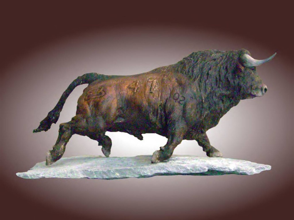 balseca-escultura-toro-andando-perfil2