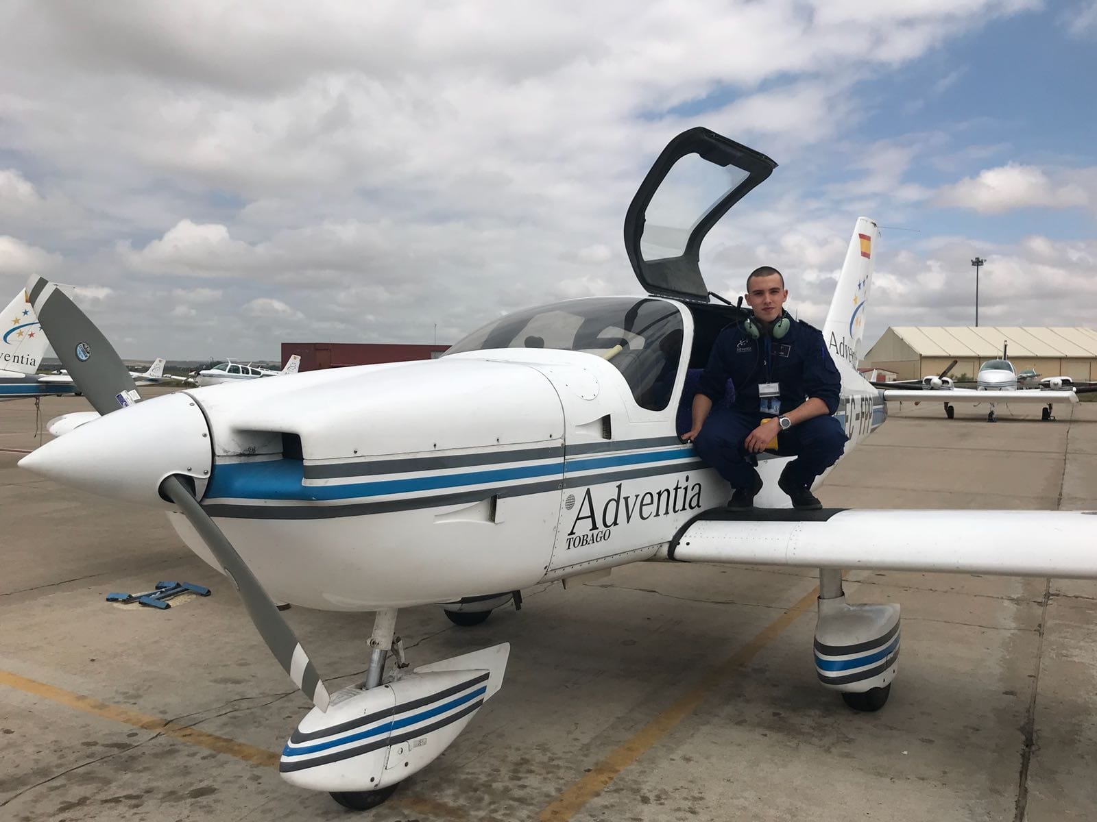 Gonzalo García Bolós, alumno de la promoción 45, subido en la Tobago con la que voló en solitario por primera vez.