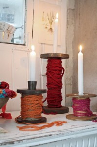 Candelabros hechos con bobinas recicladas